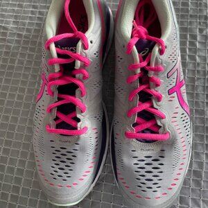 Asics women sneakers like new size 9